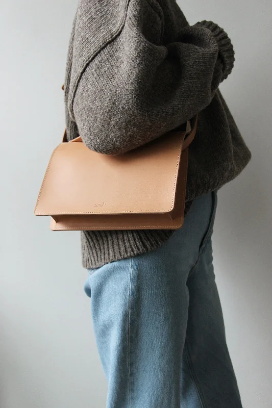 Must Haves Classic crossbody bag natural
