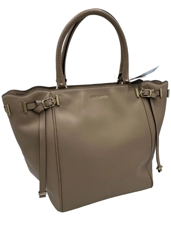 Trendy And Discounted Designer Handbags Michael Kors Smooth Leather Handbag w/ Shoulder Strap Trendy And Discounted Designer Handbags Michael Kors Smooth Leather Handbag w/ Shoulder Strap